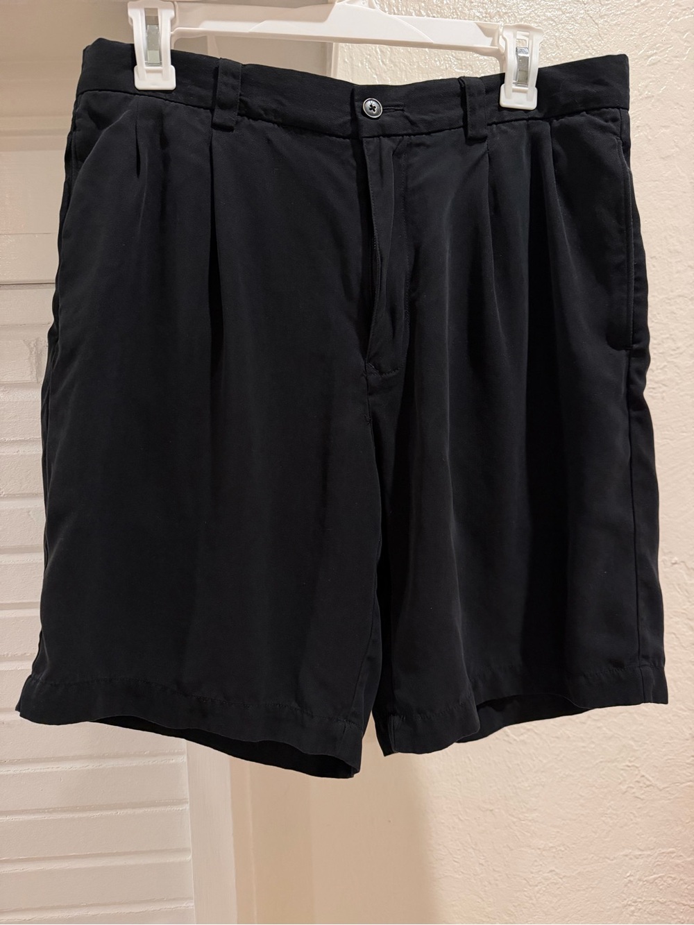 Tommy Bahama 100% Silk Black Pleated Shorts Mens Size 32 Relax Fit